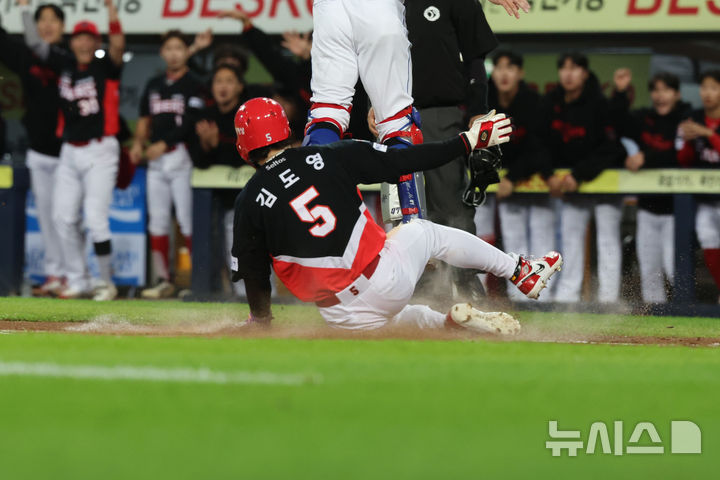[대구=뉴시스] 권창회 기자 = 26일 대구 수성구 삼성라이온즈파크에서 열릴 예정이였던 2026 신한 SOL KBO 포스트시즌 플레이오프 1차전 KIA 타이거즈와 삼성 라이온즈 경기, 1회 초 2사 1루 카스트로의 1타점 적시타로 2루 주자 김도영이 선취점을 만들어내고 있다. 2026.10.26. kch0523@newsis.com