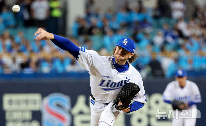 [대구=뉴시스] 이무열 기자 = 26일 대구 수성구 삼성라이온즈파크에서 열린 2026 신한 SOL KBO 포스트시즌 플레이오프 1차전 KIA 타이거즈와 삼성 라이온즈 경기, 1회초 삼성 선발투수 페덱이 공을 던지고 있다. 2026.10.26. lmy@newsis.com