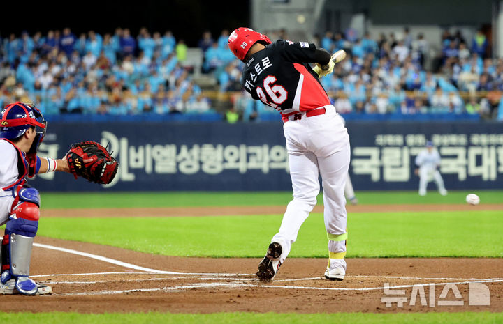 [대구=뉴시스] 이무열 기자 = 26일 대구 수성구 삼성라이온즈파크에서 열린 2026 신한 SOL KBO 포스트시즌 플레이오프 1차전 KIA 타이거즈와 삼성 라이온즈 경기, 1회초 2사 주자 2루 상황에서 KIA 카스트로가 1타점 적시타를 치고 있다. 2026.10.26. lmy@newsis.com