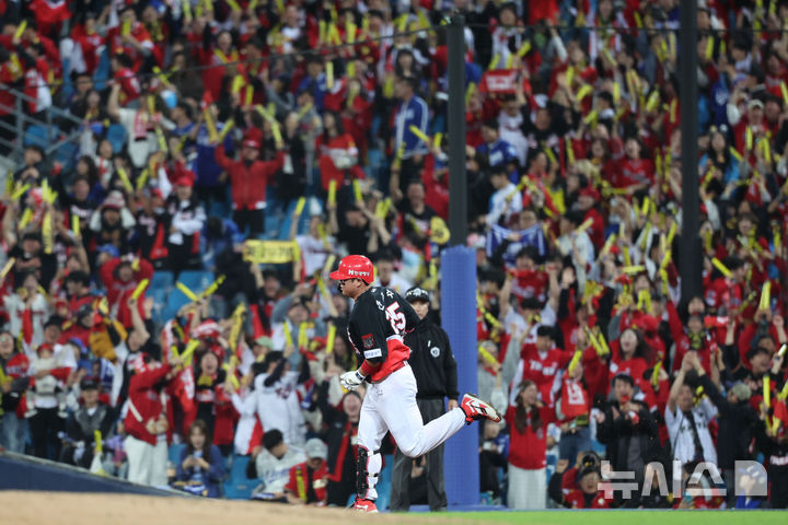 [대구=뉴시스] 권창회 기자 = 26일 대구 수성구 삼성라이온즈파크에서 열린 2026 신한 SOL KBO 포스트시즌 플레이오프 1차전 KIA 타이거즈와 삼성 라이온즈 경기, 4회 초 기아 선두타자 한준수가 솔로포를 친 뒤 그라운드를 돌고 있다. 2026.10.26. kch0523@newsis.com