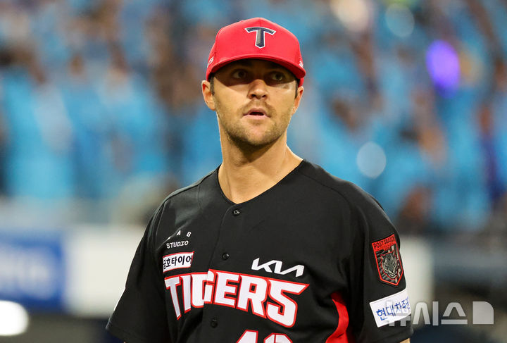 [대구=뉴시스] 이무열 기자 = 26일 대구 수성구 삼성라이온즈파크에서 열린 2026 신한 SOL KBO 포스트시즌 플레이오프 1차전 KIA 타이거즈와 삼성 라이온즈 경기, 5회말 1사 주자 없는 상황에서 KIA 선발투수 네일이 삼성 박승규의 머리를 맞춘 뒤 퇴장을 당하고 있다. 2026.10.26. lmy@newsis.com
