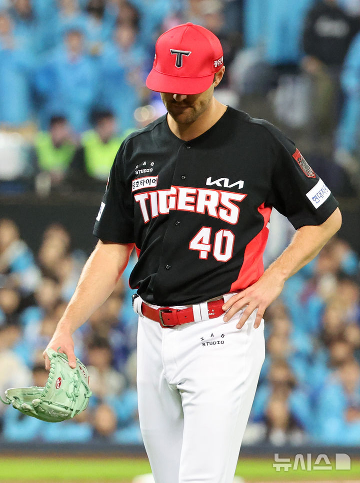 [대구=뉴시스] 이무열 기자 = 26일 대구 수성구 삼성라이온즈파크에서 열린 2026 신한 SOL KBO 포스트시즌 플레이오프 1차전 KIA 타이거즈와 삼성 라이온즈 경기, 5회말 1사 주자 없는 상황에서 KIA 선발투수 네일이 삼성 박승규의 머리를 맞춘 뒤 퇴장을 당하고 있다. 2026.10.26. lmy@newsis.com