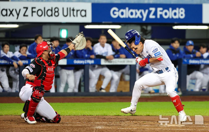 [대구=뉴시스] 이무열 기자 = 26일 대구 수성구 삼성라이온즈파크에서 열린 2026 신한 SOL KBO 포스트시즌 플레이오프 1차전 KIA 타이거즈와 삼성 라이온즈 경기, 5회말 1사 주자 없는 상황에서 삼성 박승규가 KIA 선발투수 네일에 투구에 머리를 맞은 뒤 고통스러워하고 있다. 2026.10.26. lmy@newsis.com