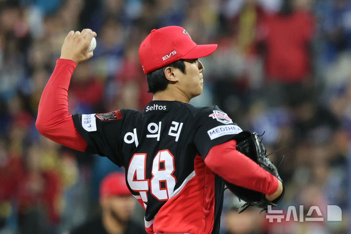 [대구=뉴시스] 권창회 기자 = 26일 대구 수성구 삼성라이온즈파크에서 열린 2026 신한 SOL KBO 포스트시즌 플레이오프 1차전 KIA 타이거즈와 삼성 라이온즈 경기, 6회 말 기아 이의리가 공을 던지고 있다. 2026.10.26. kch0523@newsis.com