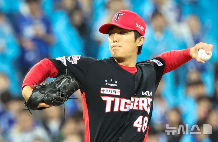 [대구=뉴시스] 이무열 기자 = 26일 대구 수성구 삼성라이온즈파크에서 열린 2026 신한 SOL KBO 포스트시즌 플레이오프 1차전 KIA 타이거즈와 삼성 라이온즈 경기, 5회말 교체 투입된 KIA 이의리가 역투하고 있다. 2026.10.26. lmy@newsis.com