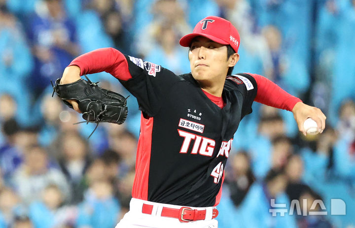[대구=뉴시스] 이무열 기자 = 26일 대구 수성구 삼성라이온즈파크에서 열린 2026 신한 SOL KBO 포스트시즌 플레이오프 1차전 KIA 타이거즈와 삼성 라이온즈 경기, 5회말 교체 투입된 KIA 이의리가 역투하고 있다. 2026.10.26. lmy@newsis.com