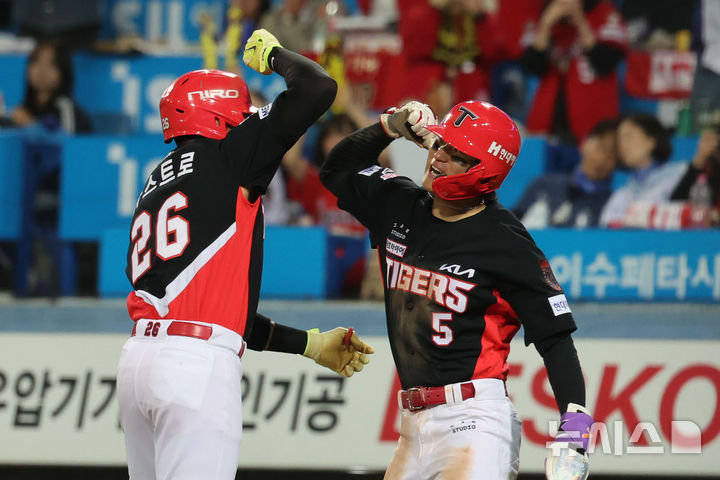 [대구=뉴시스] 권창회 기자 = 26일 대구 수성구 삼성라이온즈파크에서 열린 2026 신한 SOL KBO 포스트시즌 플레이오프 1차전 KIA 타이거즈와 삼성 라이온즈 경기, 3회 초 2사 주자 1루 기아 카스트로가 2점 홈런을 친 뒤 김도영과 기뻐하고 있다. 2026.10.26. kch0523@newsis.com