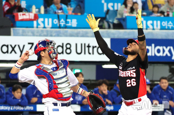 [대구=뉴시스] 이무열 기자 = 26일 대구 수성구 삼성라이온즈파크에서 열린 2026 신한 SOL KBO 포스트시즌 플레이오프 1차전 KIA 타이거즈와 삼성 라이온즈 경기, 3회초 2사 주자 1루 상황에서 KIA 카스트로가 투런 홈런을 친 뒤 그라운드를 돌며 기뻐하고 있다. 2026.10.26. lmy@newsis.com
