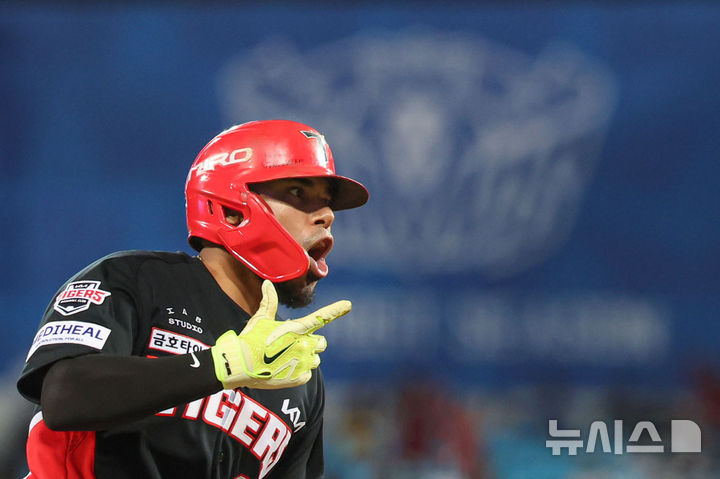 [대구=뉴시스] 권창회 기자 = 26일 대구 수성구 삼성라이온즈파크에서 열린 2026 신한 SOL KBO 포스트시즌 플레이오프 1차전 KIA 타이거즈와 삼성 라이온즈 경기, 3회 초 2사 주자 1루 기아 카스트로가 2점 홈런을 친 뒤 그라운드를 돌고 있다. 2026.10.26. kch0523@newsis.com