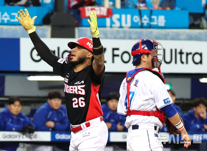 [대구=뉴시스] 이무열 기자 = 26일 대구 수성구 삼성라이온즈파크에서 열린 2026 신한 SOL KBO 포스트시즌 플레이오프 1차전 KIA 타이거즈와 삼성 라이온즈 경기, 3회초 2사 주자 1루 상황에서 KIA 카스트로가 투런 홈런을 친 뒤 그라운드를 돌며 기뻐하고 있다. 2026.10.26. lmy@newsis.com