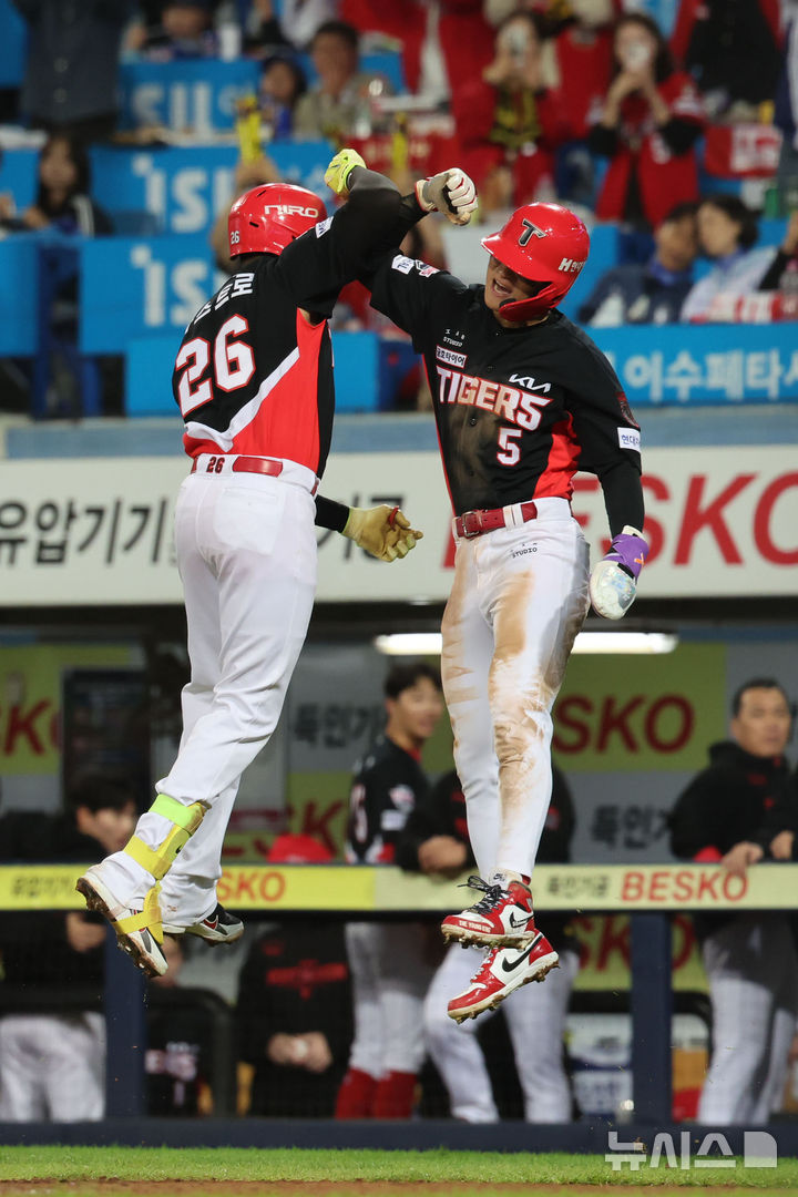 [대구=뉴시스] 권창회 기자 = 26일 대구 수성구 삼성라이온즈파크에서 열린 2026 신한 SOL KBO 포스트시즌 플레이오프 1차전 KIA 타이거즈와 삼성 라이온즈 경기, 3회 초 2사 주자 1루 기아 카스트로가 2점 홈런을 친 뒤 김도영과 기뻐하고 있다. 2026.10.26. kch0523@newsis.com