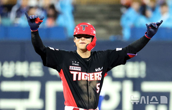 [대구=뉴시스] 이무열 기자 = 26일 대구 수성구 삼성라이온즈파크에서 열린 2026 신한 SOL KBO 포스트시즌 플레이오프 1차전 KIA 타이거즈와 삼성 라이온즈 경기, 8회초 무사 주자 없는 상황에서 KIA 김도영이 2루타를 친 뒤 기뻐하고 있다. 2026.10.26. lmy@newsis.com