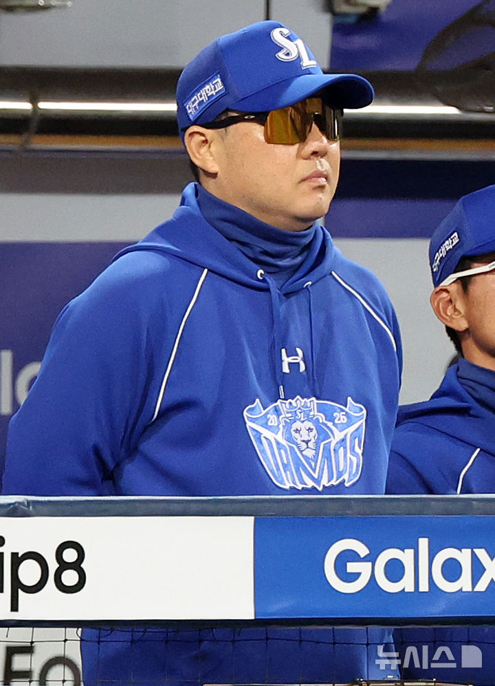 [대구=뉴시스] 이무열 기자 = 26일 대구 수성구 삼성라이온즈파크에서 열린 2026 신한 SOL KBO 포스트시즌 플레이오프 1차전 KIA 타이거즈와 삼성 라이온즈 경기, 삼성 박진만 감독이 경기를 지켜보고 있다. 2026.10.26. lmy@newsis.com