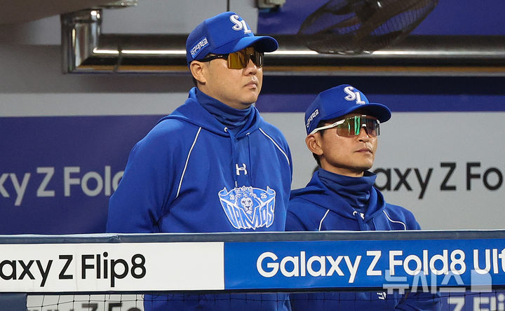 [대구=뉴시스] 이무열 기자 = 26일 대구 수성구 삼성라이온즈파크에서 열린 2026 신한 SOL KBO 포스트시즌 플레이오프 1차전 KIA 타이거즈와 삼성 라이온즈 경기, 삼성 박진만 감독이 경기를 지켜보고 있다. 2026.10.26. lmy@newsis.com