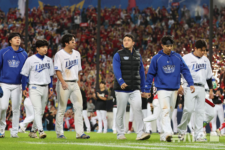 [대구=뉴시스] 권창회 기자 = 26일 대구 수성구 삼성라이온즈파크에서 열린 2026 신한 SOL KBO 포스트시즌 플레이오프 1차전 KIA 타이거즈와 삼성 라이온즈 경기, 5-1로 패배한 삼성 선수들이 아쉬워하고 있다. 2026.10.26. kch0523@newsis.com
