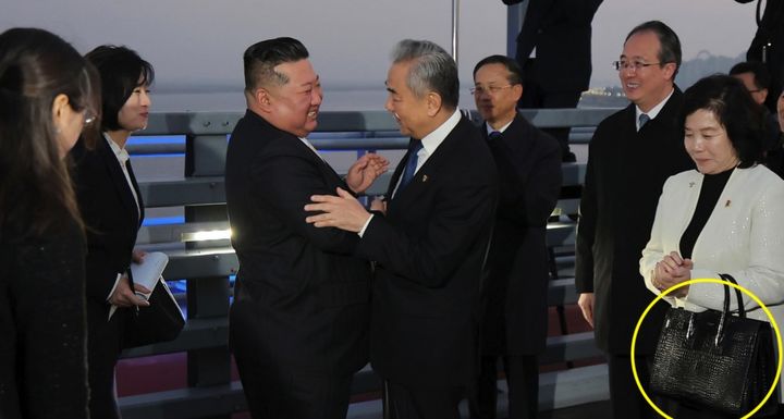 [서울=뉴시스]최선희 북한 외무상이 지난 24일 단둥을 방문했을 때 이브생로랑의 핸드백을 든 모습이 포착됐다. (출처=NK NEWS) 2026.10.27. *재판매 및 DB 금지