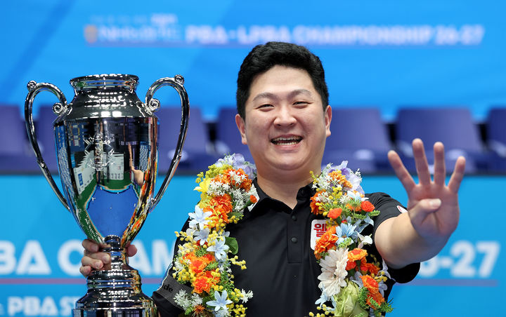 [서울=뉴시스] 프로당구 2026~2027시즌 5차 투어 '지금 잘 사는 방법 zgm NH농협카드 PBA-LPBA 챔피언십'에서 우승한 뒤 기뻐하는 조건휘. (사진=PBA 제공) 2026.10.27. *재판매 및 DB 금지