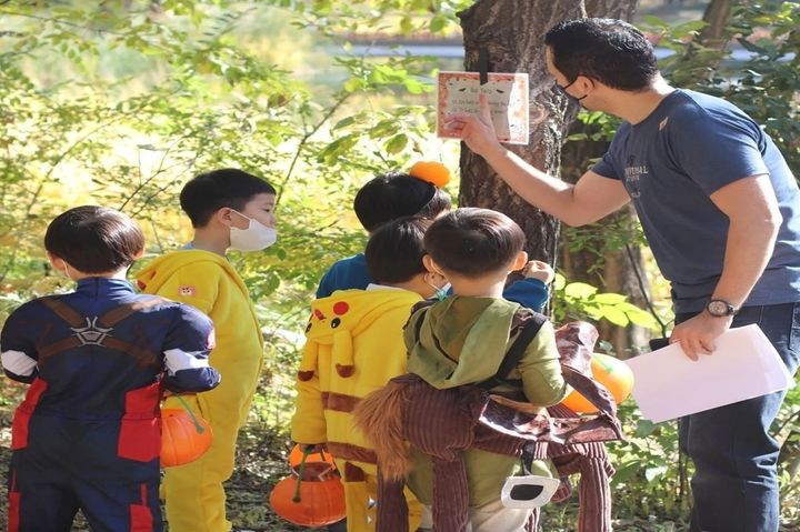 [서울=뉴시스] 원어민 선생님과 미션을 수행하는 사진 (사진=한화호텔앤드리조트 제공) *재판매 및 DB 금지