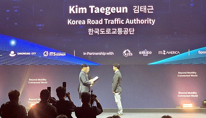 [원주=뉴시스] 한국도로교통공단 김태근 책임연구원이 '2026 강릉 ITS 세계총회'에서 우수논문상을 받고 있다. (사진=한국도로교통공단 제공) 2026.10.27 photo@newsis.com *재판매 및 DB 금지