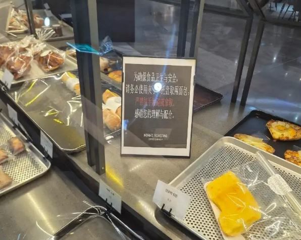 [서울=뉴시스] 지난 25일 한 온라인 커뮤니티에 올라온 베이커리 카페 사진. 빵 이름은 한글로 적혀 있지만, 손으로 빵을 만지지 말라는 위생 안내문은 중국어로만 작성돼 있다. (사진출처=온라인 커뮤니티) *재판매 및 DB 금지