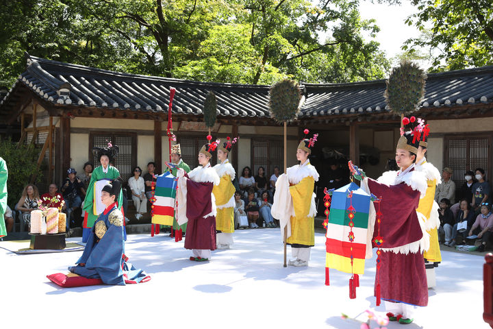 [서울=뉴시스] 지난해 9월 창덕궁 연경당에서 펼쳐진 망선문 공연 모습 (사진=세계민족무용연구소 제공) 2026.10.27. photo@newsis.com *재판매 및 DB 금지