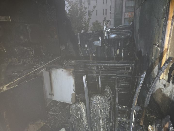 [부산=뉴시스] 27일 오전 부산 연제구의 한 건물 3층 사무실에서 불이 났다. (사진=부산소방재난본부 제공) 2026.10.27. photo@newsis.com *재판매 및 DB 금지