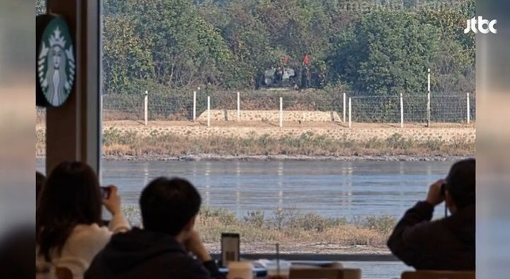 [서울=뉴시스]여러 온라인 커뮤니티에는 '김포 애기봉 스타벅스 근황'이라는 제목의 게시물들이 잇따라 올라왔다. 사진 JTBC 뉴스 영상 캡처 *재판매 및 DB 금지
