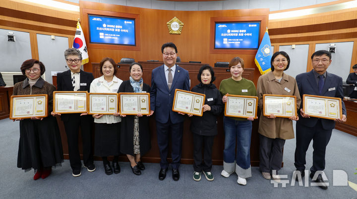 [오산=뉴시스] 오산시의회 의장 표창을 받은 통장들이 김종욱의장과 기념사진을 찍고 있다. (사진=오산시의회 제공) 2026.10.27.photo@newsis.com 