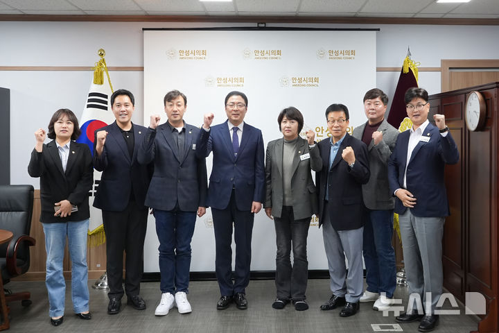 [안성=뉴시스] 안성시의회 반인숙 의장(사진 왼쪽에서 4번째)이 신임 안성경찰서장 일행과 기념사진을 찍고 있다. (사진=안성시의회 제공) 2206.10.27.photo@newsis.com 