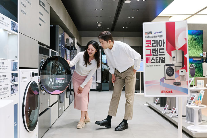 [서울=뉴시스] LG전자가 '코리아 그랜드 페스티벌'을 맞아 온·오프라인 채널에서 대대적인 가전 할인 및 고객 혜택 행사를 진행한다고 27일 밝혔다. 사진은 LG전자 베스트샵에서 고객들이 올레드 TV, 워시콤보 등 다양한 가전제품들을 살펴보는 모습. (사진=LG전자 제공) 2026.10.27. photo@newsis.com *재판매 및 DB 금지
