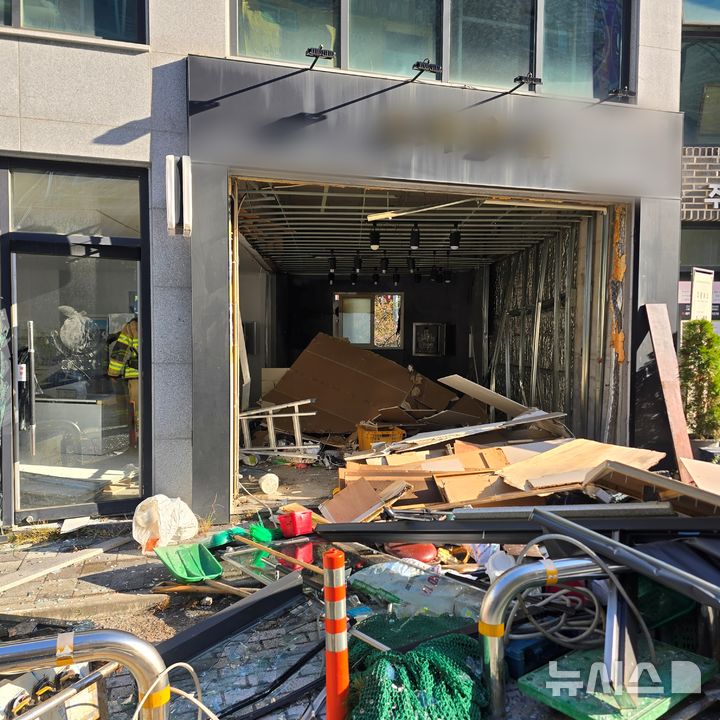 [인천=뉴시스] 27일 오전 인천 검단구 마전동의 3층짜리 상가건물 1층에서 폭발 사고가 발생했다. (사진=인천소방본부 제공) 2026.10.27. photo@newsis.com