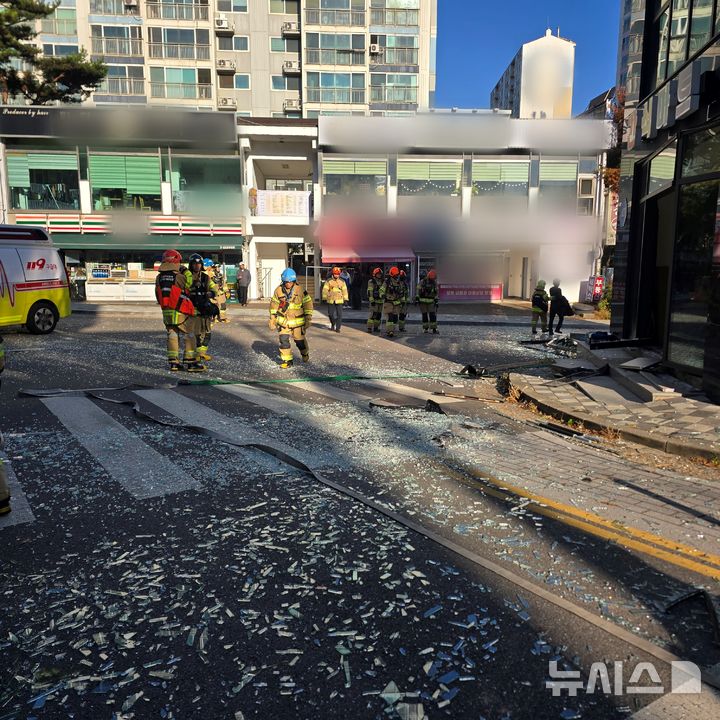 [인천=뉴시스] 27일 오전 인천 검단구 마전동의 3층짜리 상가건물 1층에서 폭발 사고가 발생했다. (사진=인천소방본부 제공) 2026.10.27. photo@newsis.com
