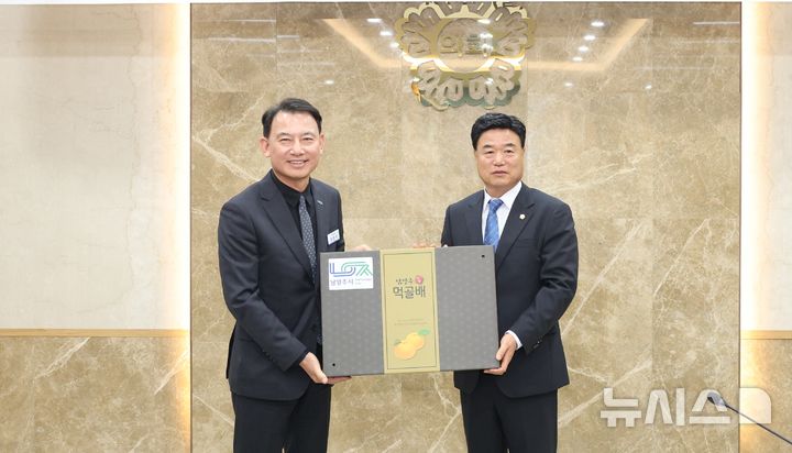 [경기광주=뉴시스] 박상영 광주시의회의장(사진 오른쪽)이 '제139차 경기동부권시군의회의장협의회 정례회의'에서 신임 협의회장으로 선출됐다. (사진=광주시의회 제공) 2026.10.27.photo@newsis.com