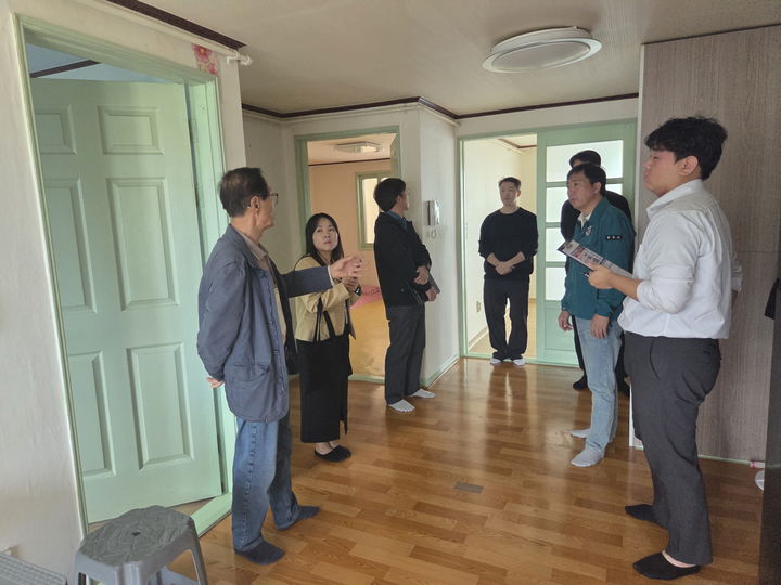[통영=뉴시스] 신정철 기자= 경남 통영시가 굴 수확기 맞아 외국인 계절근로자의 인권 보호와 근로환경 개선을 위해 유관기관과 합동TF팀 구성해 굴 가공분야 외국인 계절근로자 고용 사업장에 대해 합동 점검을 실시했다.사진은 지난 26일 용남면 원평리 소재 외국인 계절근로자 고용 사업장에서 근로자 숙소에 대한 합동 점검 모습.(사진=통영시 제공).2026.10.27. photo@newsis.com *재판매 및 DB 금지