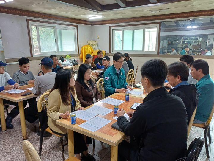 [통영=뉴시스] 신정철 기자= 경남 통영시가 굴 수확기 맞아 외국인 계절근로자의 인권 보호와 근로환경 개선을 위해 유관기관과 합동TF팀 구성해 굴 가공분야 외국인 계절근로자 고용 사업장에 대해 합동 점검을 실시했다.사진은 지난 26일 용남면 원평리 소재 외국인 계절근로자 고용 사업장에서 외국인 면담 모습.(사진=통영시 제공).2026.10.27. photo@newsis.com *재판매 및 DB 금지