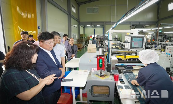 [경기광주=뉴시스] 광주시가 '우리동네 맑은공기' 공모에 선정됐다. 사진은 박관열 시장이 소규모 사업장을 둘러보고 있다 (사진=광주시 제공) 2026.10.27.photo@newsis.com