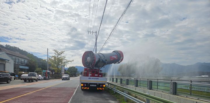 [산청=뉴시스] 거창군, 고병원성 조류인플루엔자 특별방역 돌입 (사진=산청군 제공) 2026. 10. 27. photo@newsis.com *재판매 및 DB 금지