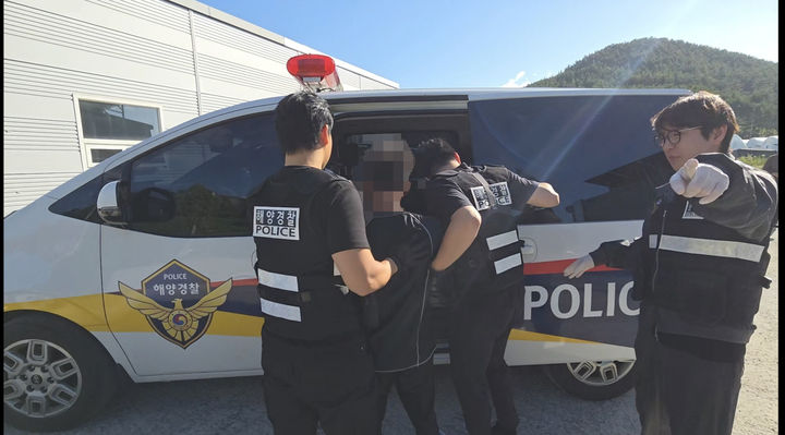[통영=뉴시스] 신정철 기자= 통영해양경찰서는 동남아 등지에서 필로폰 등 마약류를 영양제에 은닉해 국내로 밀반입하고, 이를 유통·투약한 동남아 국적 외국인 선원 10명을 마약류 관리에 관한 법률 위반 혐의로 전원 검거(구속)했다고 27일 밝혔다.사진은 외국인 마약 사범 검거 모습.(사진=통영해경 제공).2026.10.27. photo@newsis.com *재판매 및 DB 금지