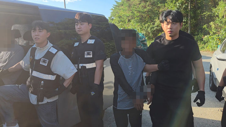 [통영=뉴시스] 신정철 기자= 통영해양경찰서는 동남아 등지에서 필로폰 등 마약류를 영양제에 은닉해 국내로 밀반입하고, 이를 유통·투약한 동남아 국적 외국인 선원 10명을 마약류 관리에 관한 법률 위반 혐의로 전원 검거(구속)했다고 27일 밝혔다.사진은 외국인 마약 사범 검거 모습.(사진=통영해경 제공).2026.10.27. photo@newsis.co *재판매 및 DB 금지