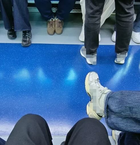[서울=뉴시스] 27일 한 소셜미디어(SNS)에 지하철에서 다리를 꼰 승객이 자신의 신발을 옆자리 승객의 무릎 가까이까지 뻗은 모습이 공개됐다. (사진출처=SNS 캡처) *재판매 및 DB 금지