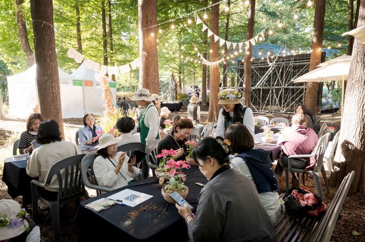 [서울=뉴시스] 매헌시민의숲에서 서울국제정원박람회 시민 참여 프로그램이 진행되고 있다. (사진=서울시 제공) 2026.10.27. photo@newsis.com *재판매 및 DB 금지