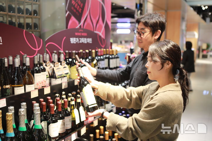 [전남광주=뉴시스]롯데백 광주점. 롯데 와인 위크행사. 