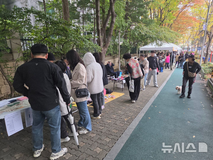 [군포=뉴시스] 최근 수릿길에서 열린 '이웃사랑 나눔장터' 현장. (사진=군포시 제공).2026.10.27. photo@newsis.com