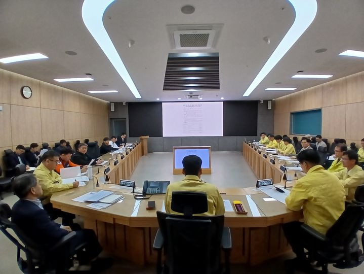 [수원=뉴시스] '소방안전·처우개선 TF' 첫 회의 모습. (사진=경기도 제공) 2026.10.27. photo@newsis.com *재판매 및 DB 금지