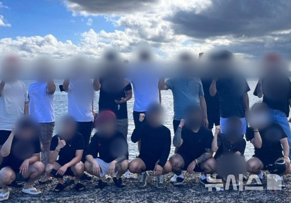 [제주=뉴시스] 제주경찰청이 27일 공개한 4900억원대 불법 도박 사이트 운영 조직원들. 74명이 검거됐고 이 중 12명이 구속됐다. (사진=제주경찰청 제공) 2026.10.27. photo@newsis.com 