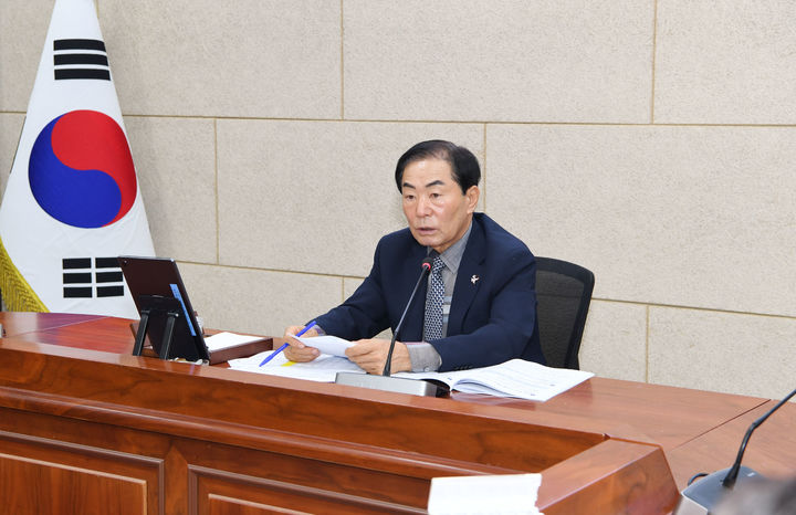 [창녕=뉴시스] 안지율 기자 = 성낙인 군수가 하반기 지방재정 적극집행 추진상황 보고회를 하고 있다. (사진= 창녕군 제공) 2026.10.27. photo@newsis.com *재판매 및 DB 금지