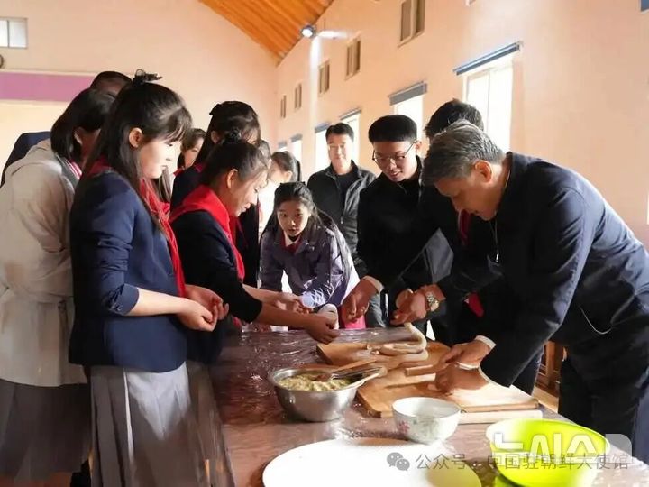 [베이징=뉴시스] 왕야쥔 주북한 중국대사가 26일 북한 평안북도 신의주의 화교학교를 방문해 교사와 학생, 학부모들과 만두를 빚고 있다.(사진=주북한 중국대사관 위챗 갈무리) 2026.10.27 photo@newsis.com