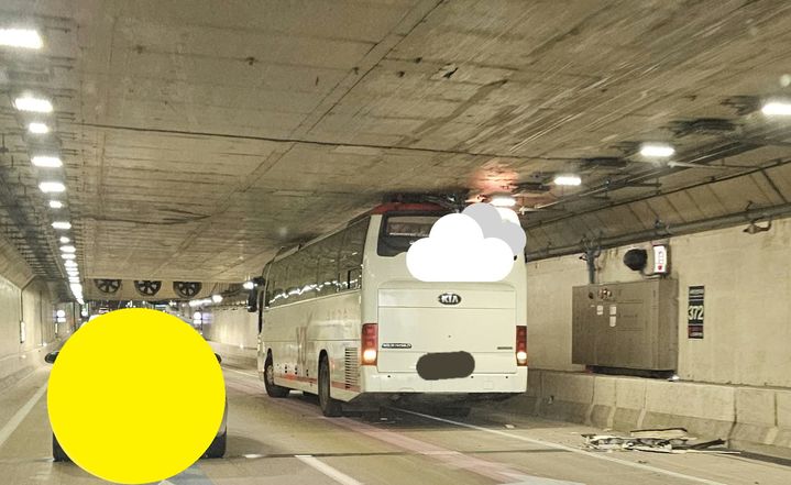 [서울=뉴시스] 26일 소셜미디어(SNS)에 '서부간선지하도로를 지나가던 버스가 터널에 끼었다'는 내용의 글이 올라왔다. (사진=스레드 캡처)