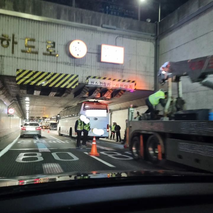 [서울=뉴시스] 26일 한 네티즌이 소셜미디어(SNS)에 터널에 끼인 버스가 앞을 가로막고 있는 사진을 공유하며 "퇴근길이 지옥길"이라고 토로했다. (사진=스레드 캡처)