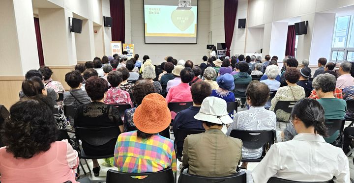 [횡성=뉴시스] 횡성군 성인 게이트키퍼 양성 교육에서 참가자들이 자살 예방을 위한 생명지킴이 역할과 위기 대응 방법을 배우고 있다. (사진=횡성군 제공) 2026.10.27. photo@newsis.com *재판매 및 DB 금지